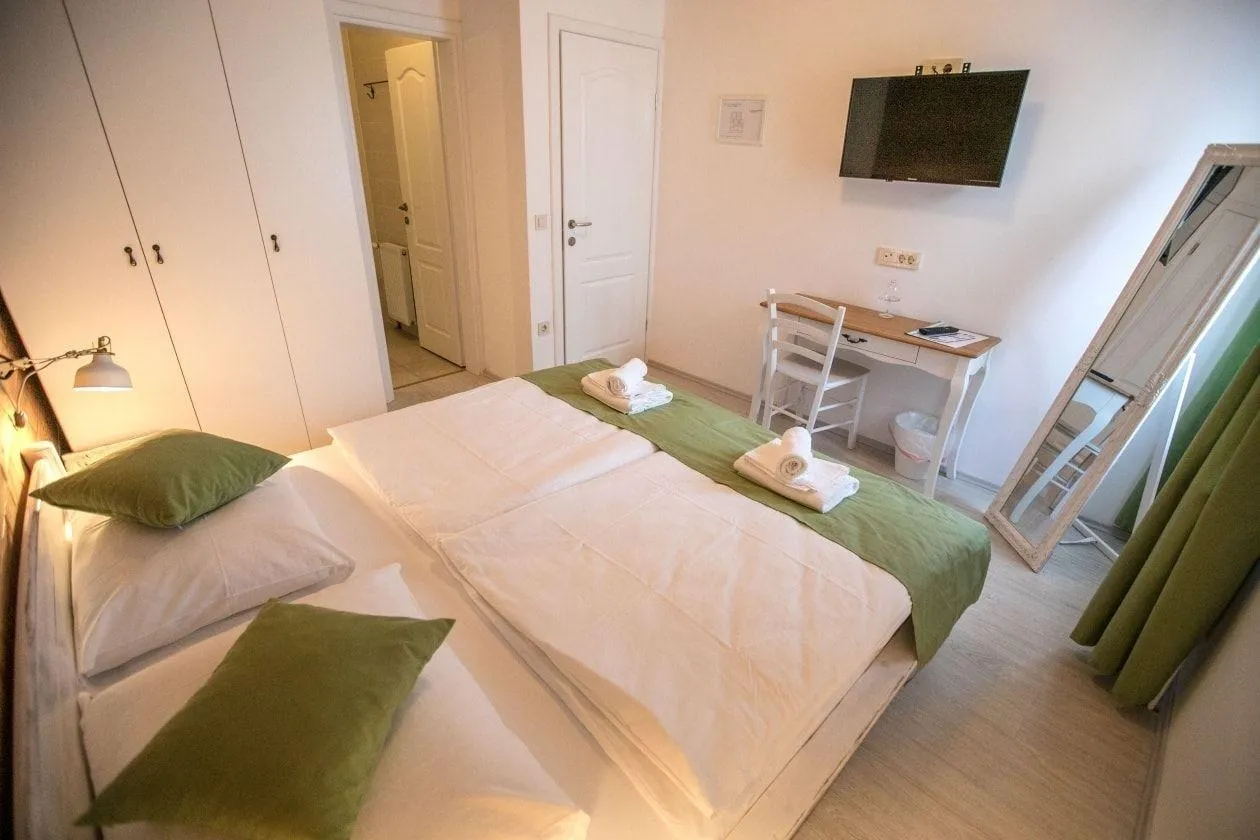 hotel s apartmanima, mirna lokacija, prilika za investiciju - slika 17