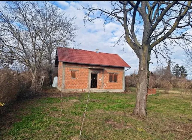VIKENDICA NA PRODAJU-GRABOVAC (OPĆINA ERDUT), 500 m do DUNAVA