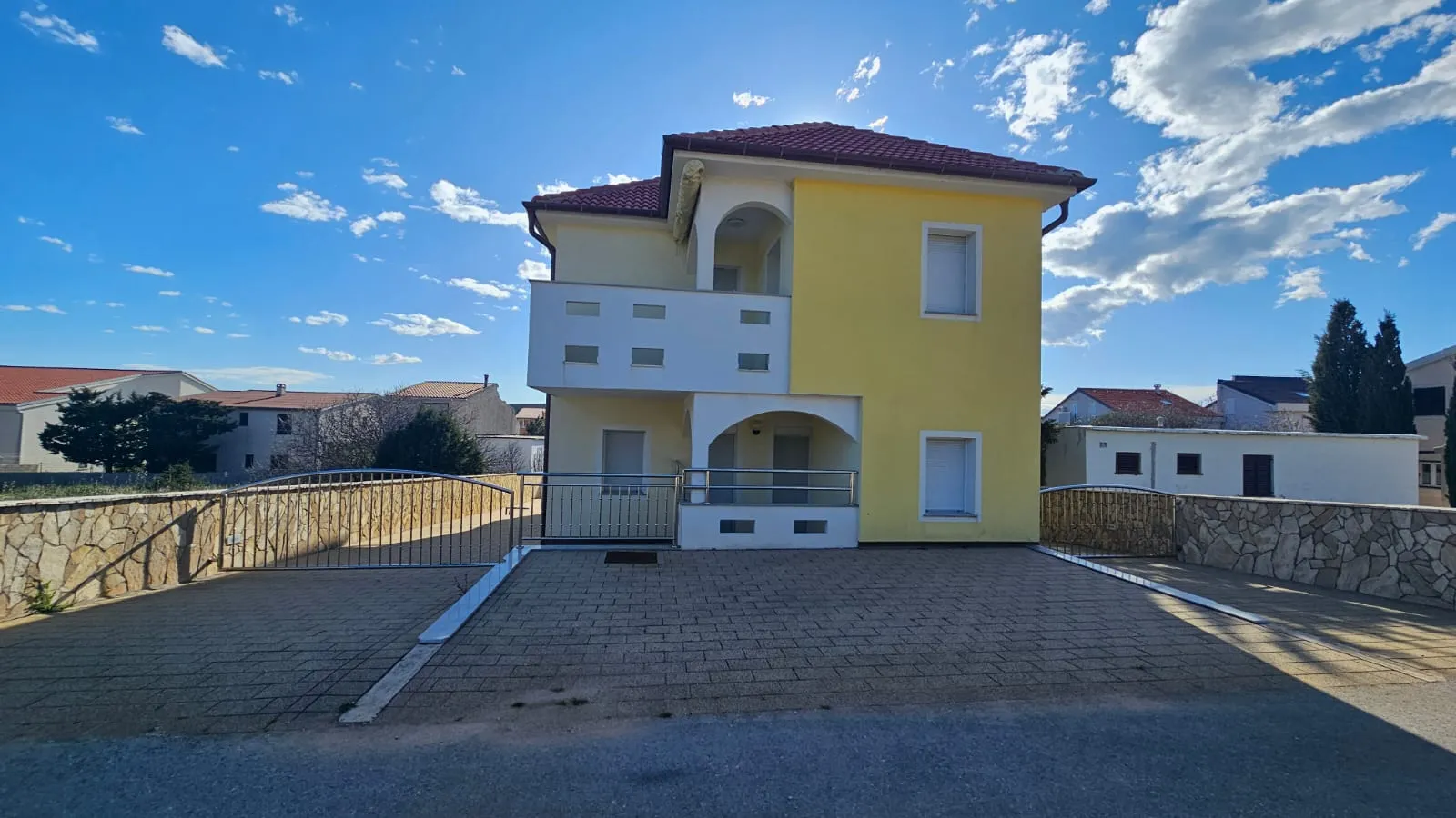 Stara Novalja: Kuća s 3 apartmana, veliko dvorište - Stara Novalja, Novalja