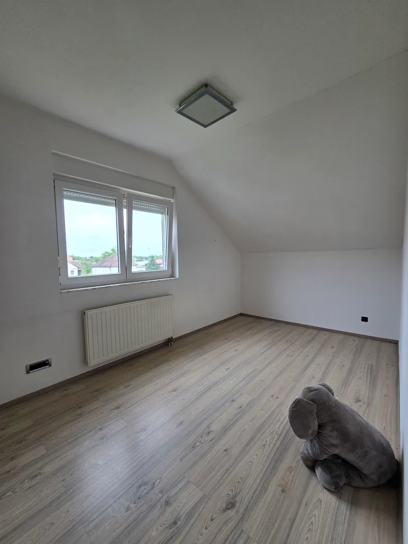trosobni, 99m2, 2.kat, 2x parking, vrt, spremište - slika 7