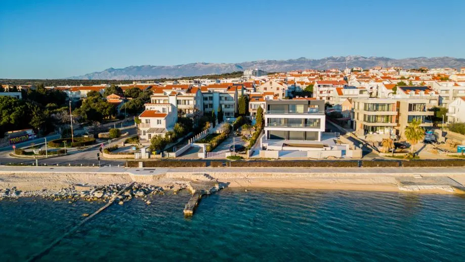 novalja, 146,90 m2, sa bazenom i okućnicom, prvi red do mora - slika 3