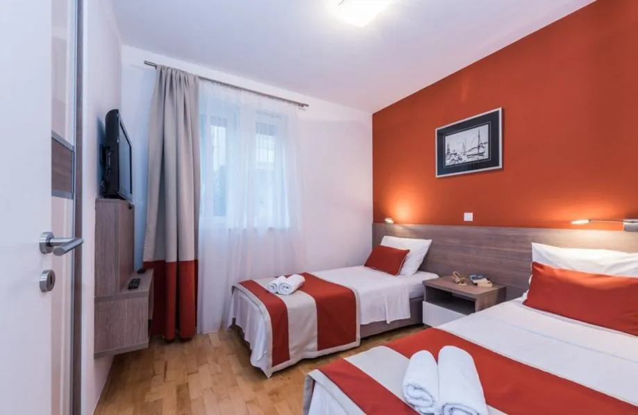 novalja, 146,90 m2, sa bazenom i okućnicom, prvi red do mora - slika 8