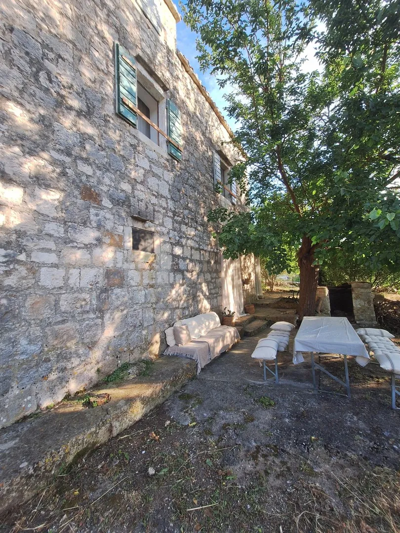 vis, kamena kuća, 140m2, marinje zemlje - slika 3