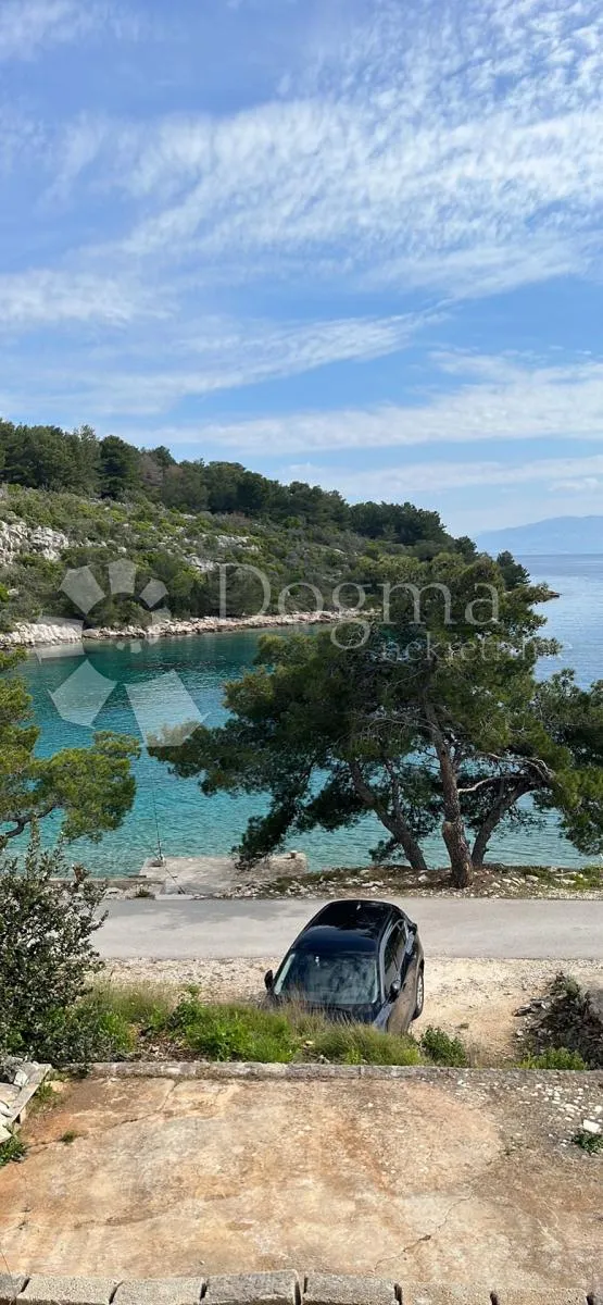 šolta-prvi red do mora, građevinska parcela 2068 m2 i kuća 10 metara do plaže - slika 2