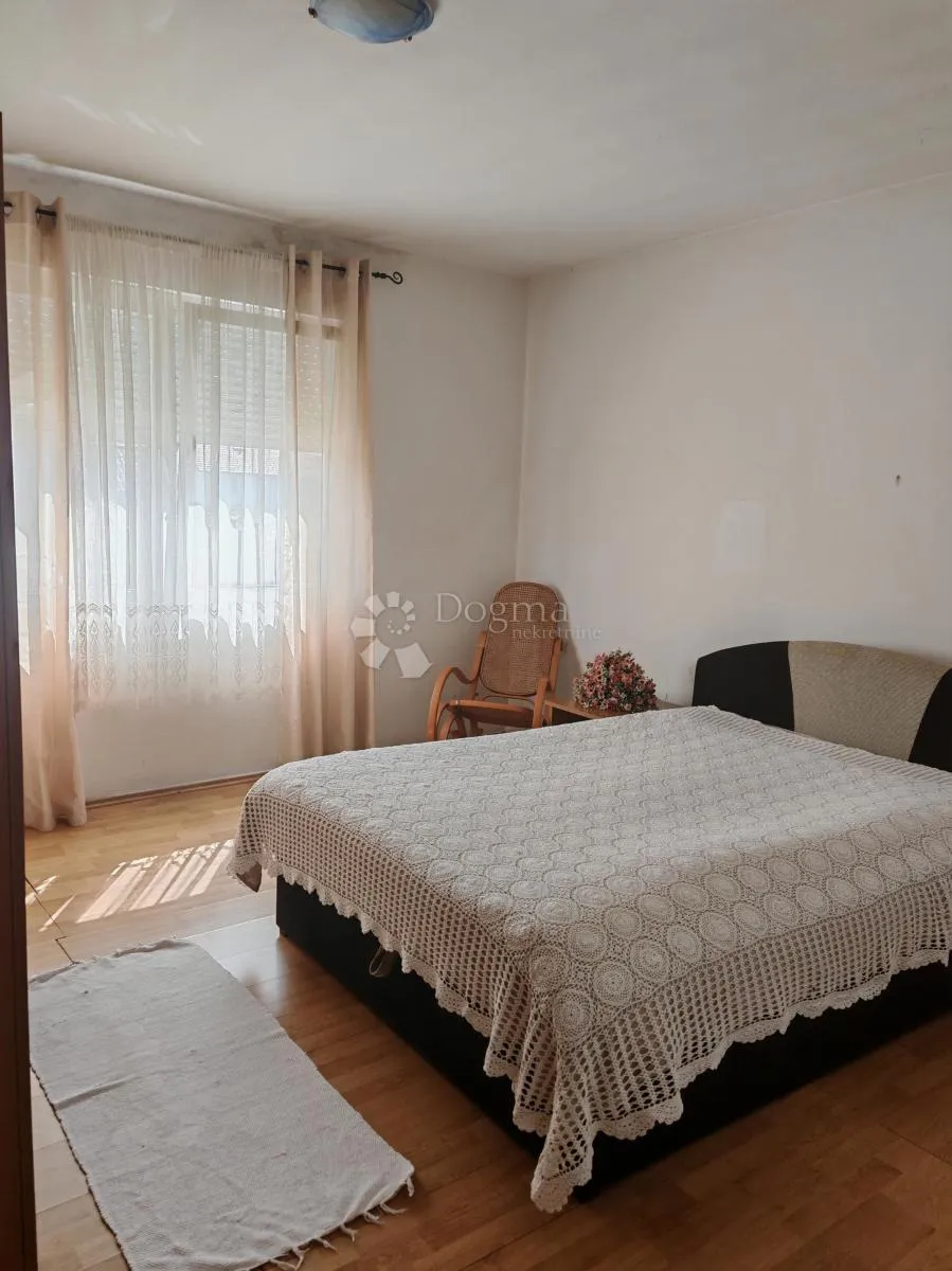 kuća s okućnicom i pomoćnim objektima - slika 14