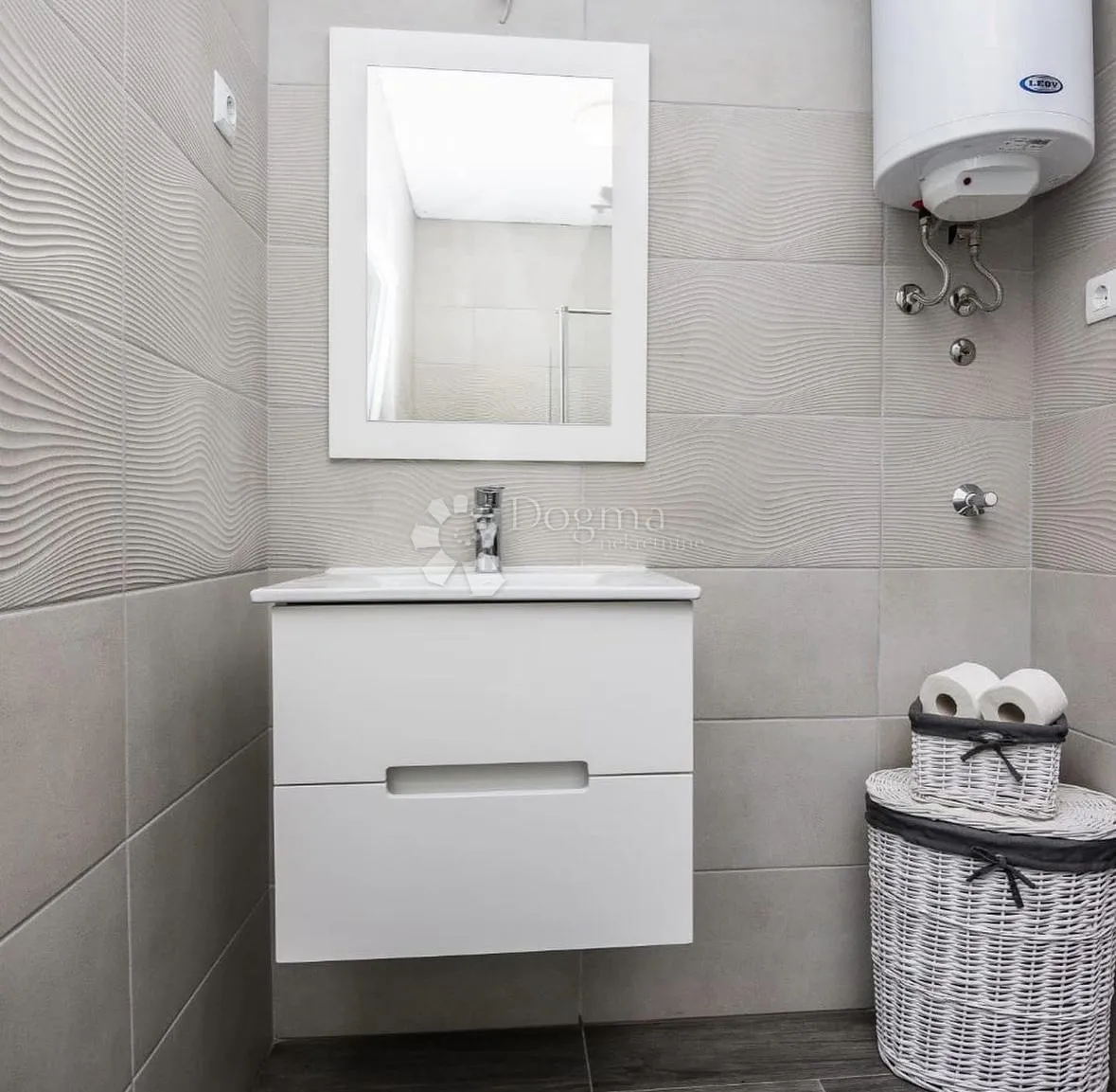 prodaje se kat kuće s dva moderno namještena apartmana centar vira - slika 37