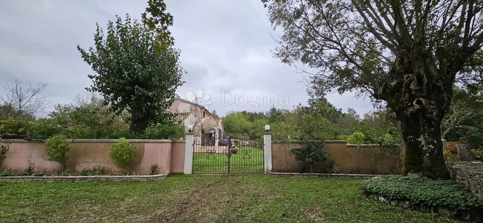 ekskluzivno kuća na osami, okružena šumom - slika 50