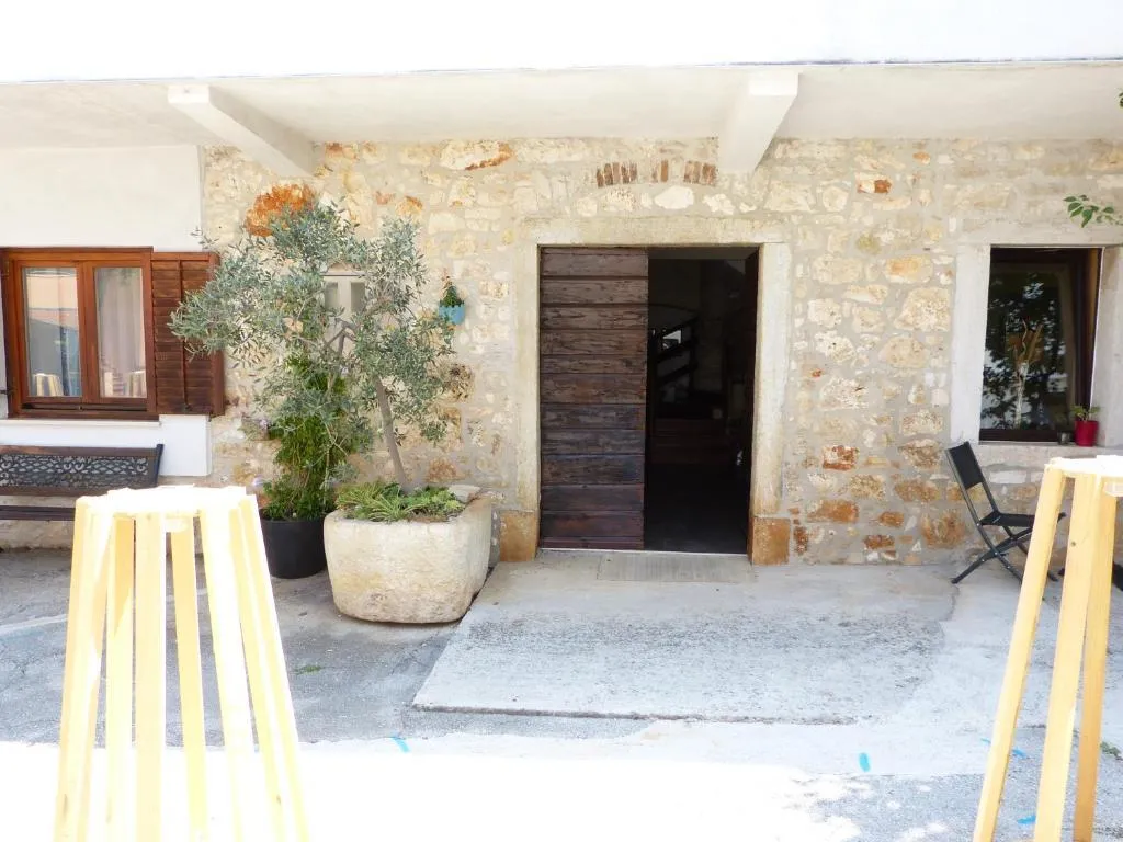 funtana!prilika!uhodana apartmanska kuća na parceli sa velikim potencijalom! - slika 16