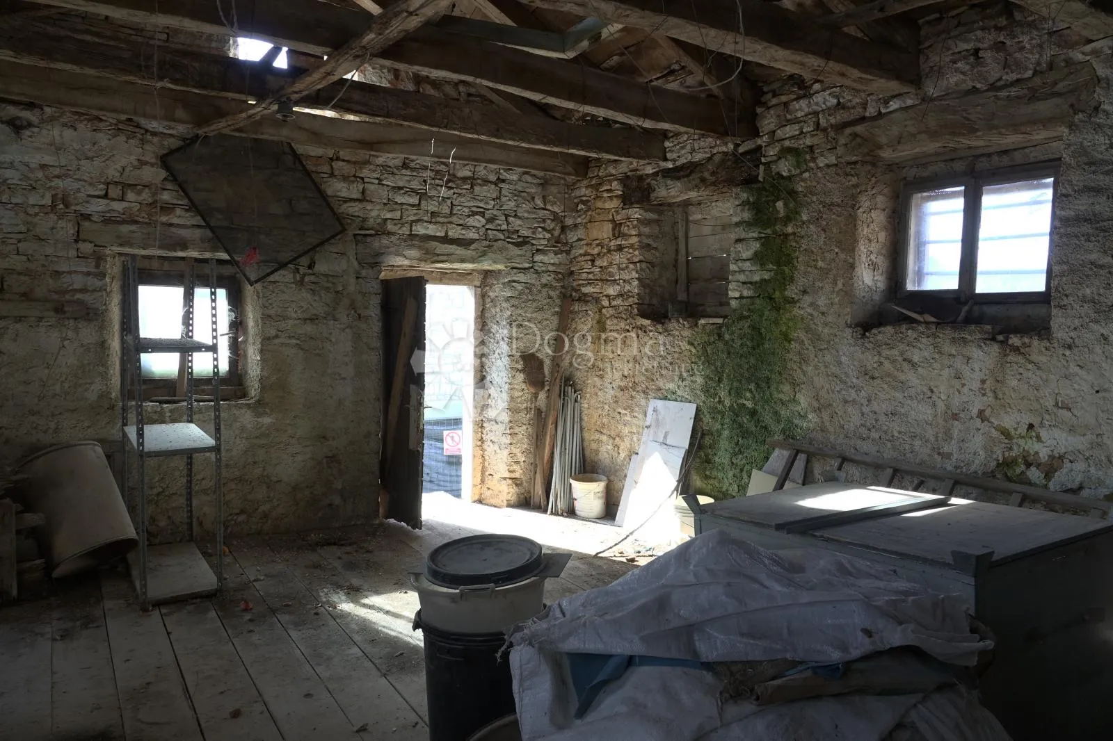 kamena kuća za renovaciju u pilatima - slika 18