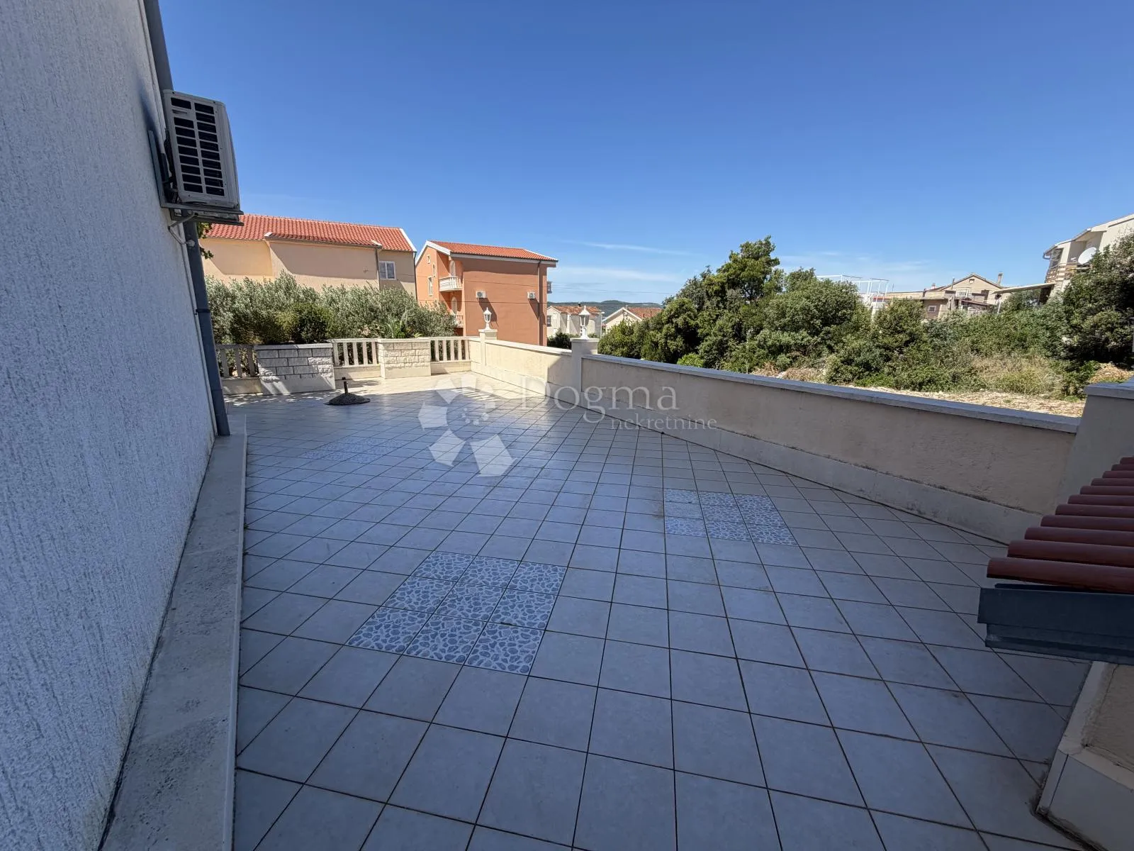 prilika u brodarici- kuća blizu mora, s 6 apartmana i 3-sobnim stanom!! - slika 7