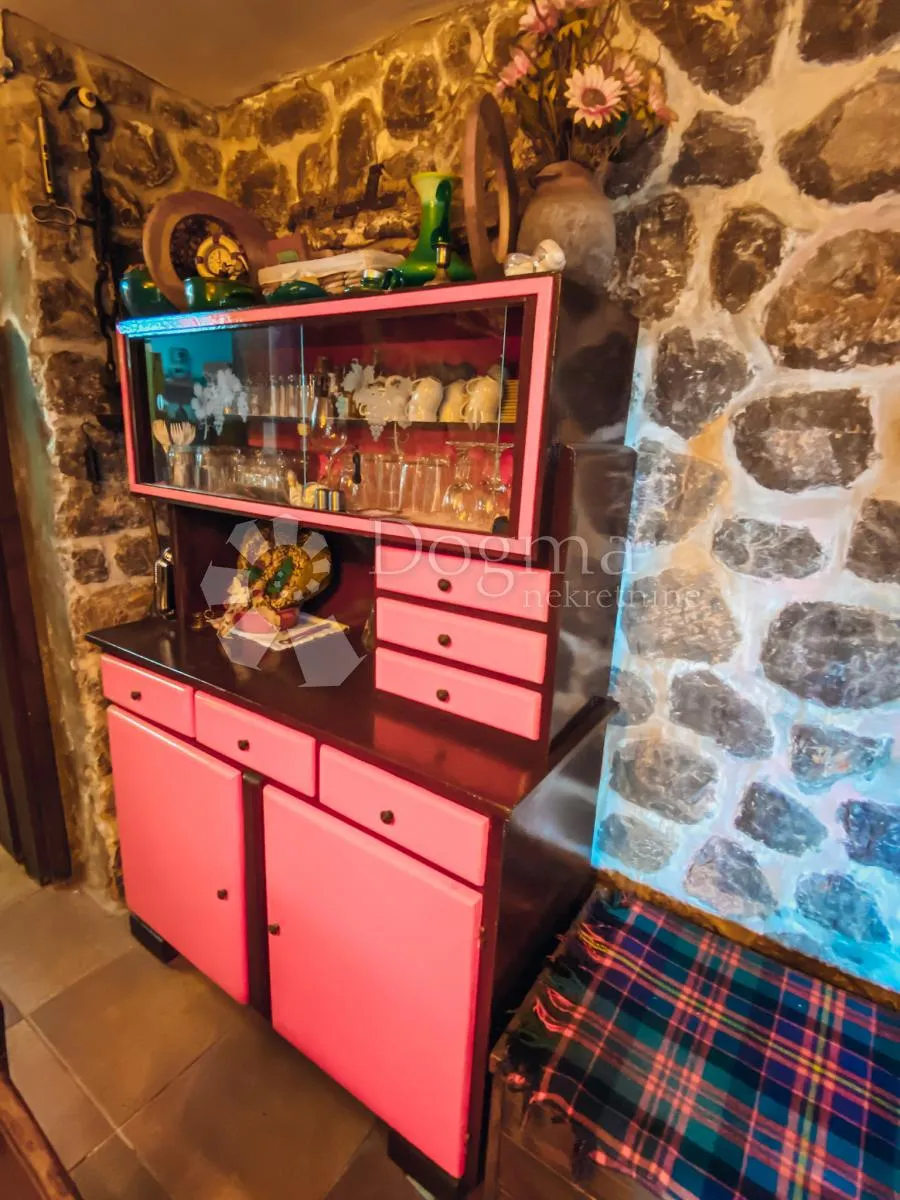 kuća sa 3 apartmana i fenomenalnim pogledom - slika 19