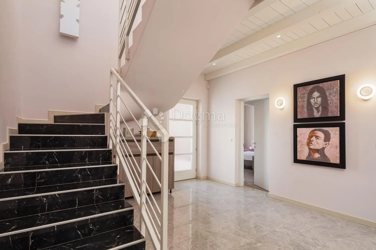 villa koja odiše elgancijom, sa bazenom i pomoćnim objektom - slika 15