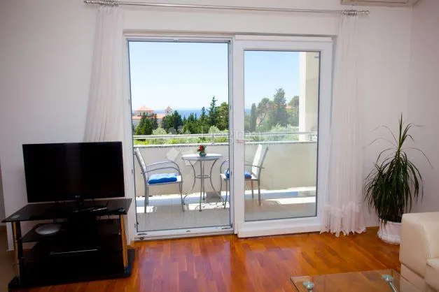 luksuzna kuća s bazenom i apartmanima na rabu - slika 10