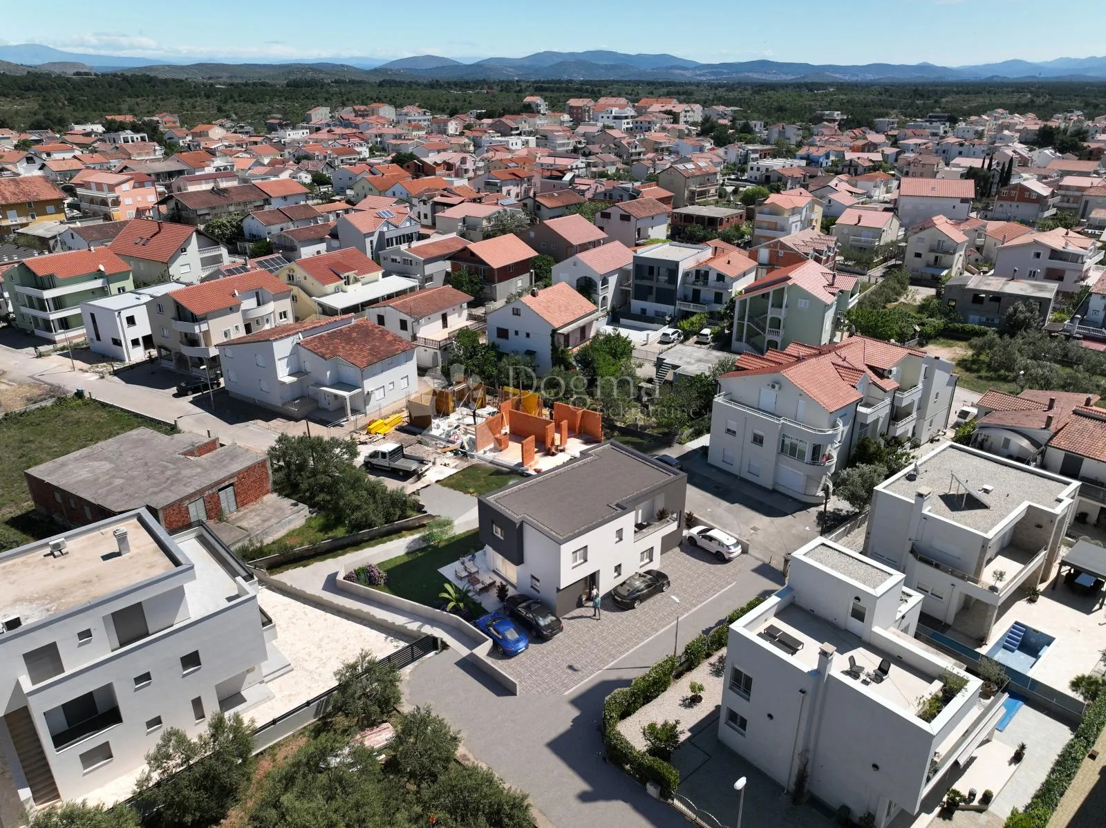 vodice - moderan dvoetažni stan s vrtom - slika 5