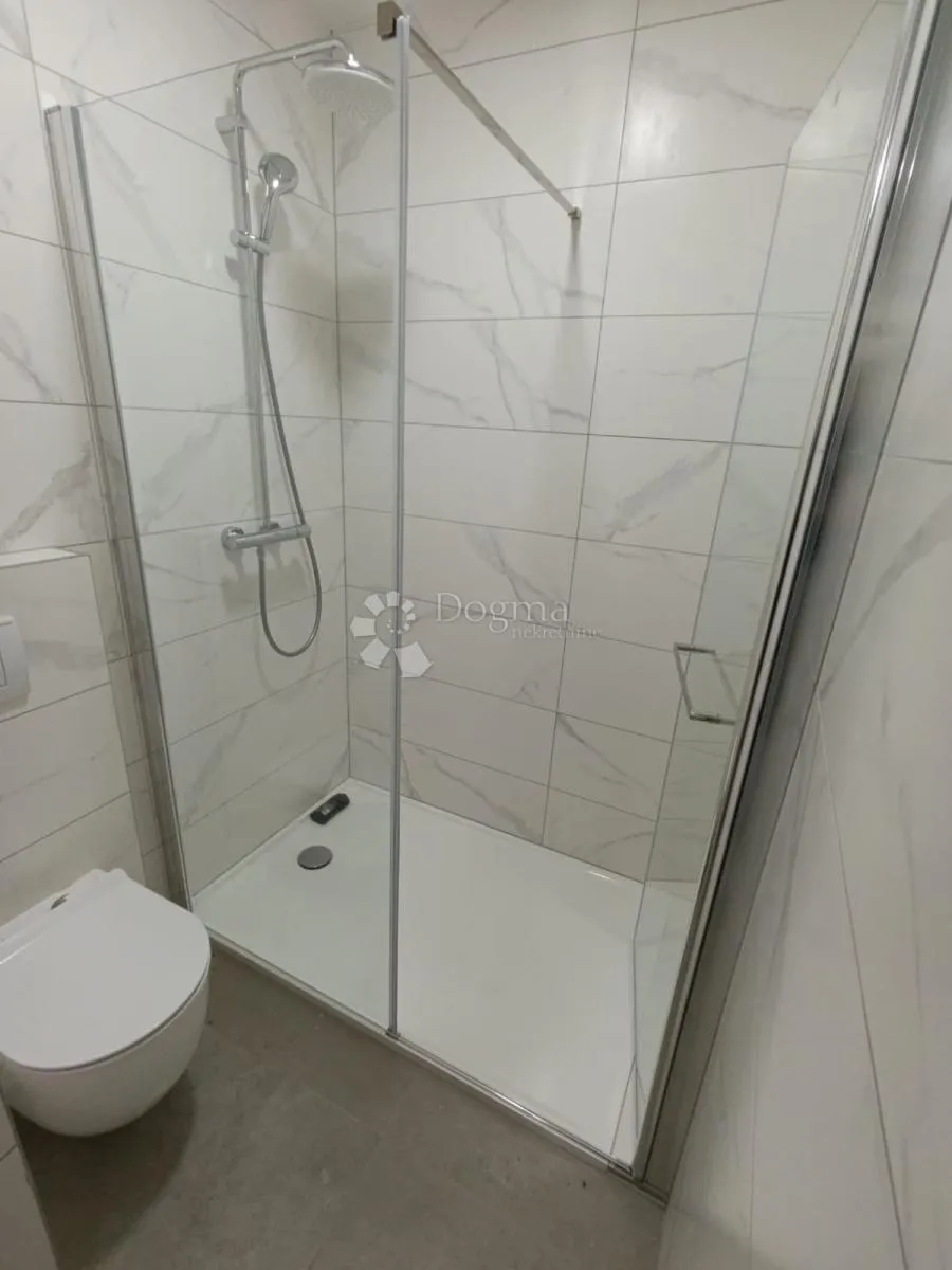 prostrani apartman u mandrama - slika 9
