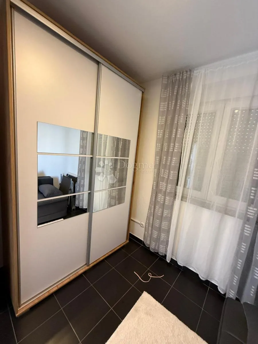 apartman novo velike terase 200 m od mora sniženo - slika 18