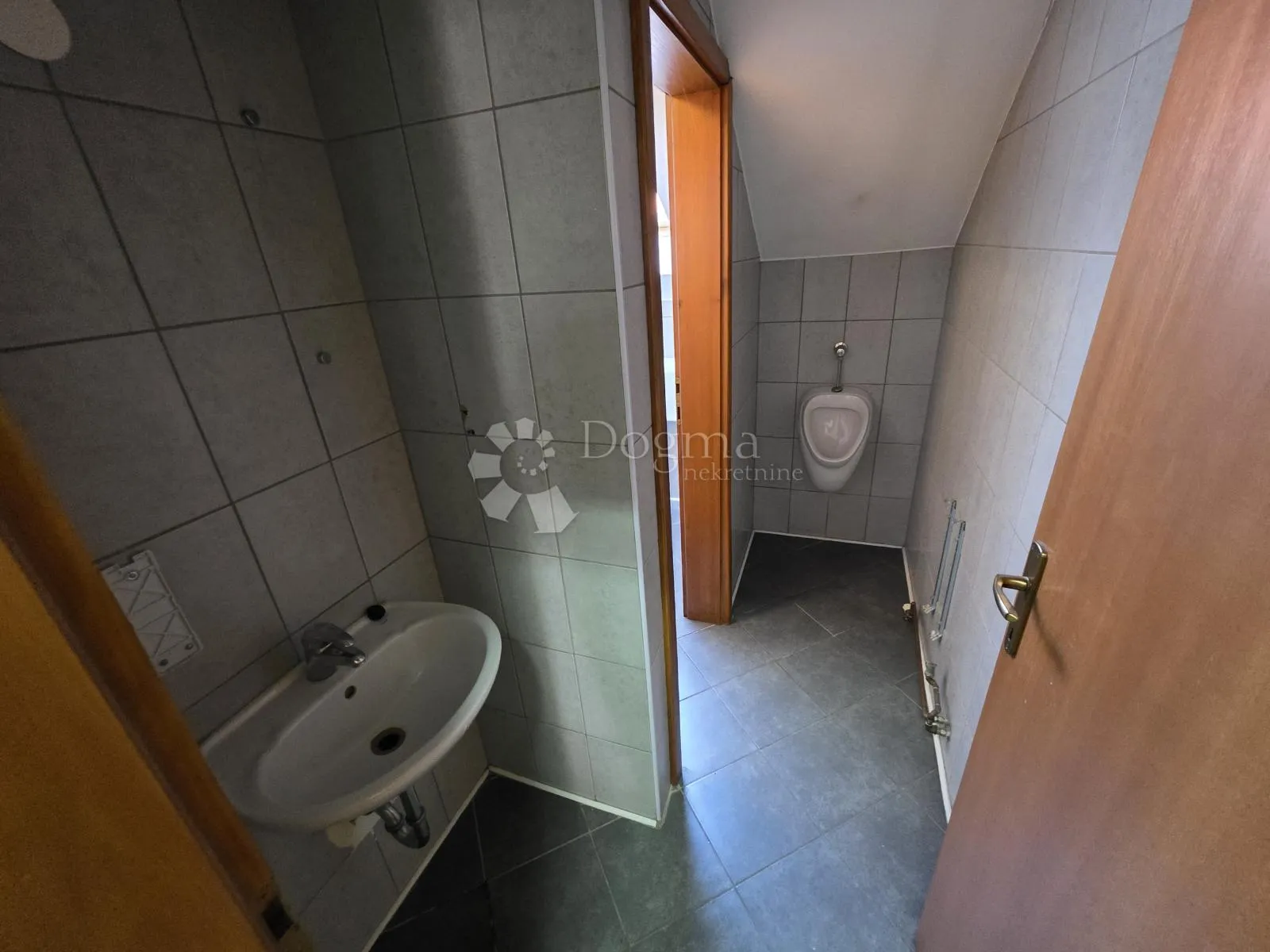 najam uredskog prostora cca 298m² - 8 ureda, spremište - slika 10