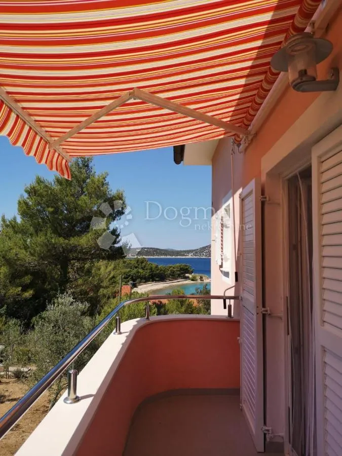 otok prvić - veća kuća nadomak plaže i mora - slika 37
