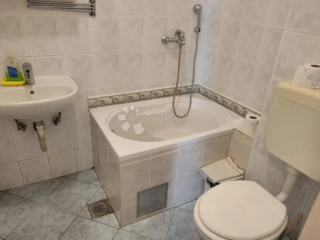 apartman na prvom katu blizu mora - slika 9