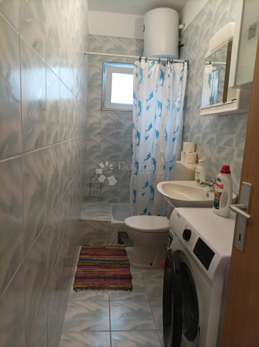 obrovac 2 apartmana 6sb + 2db ogromna okućnica - slika 6