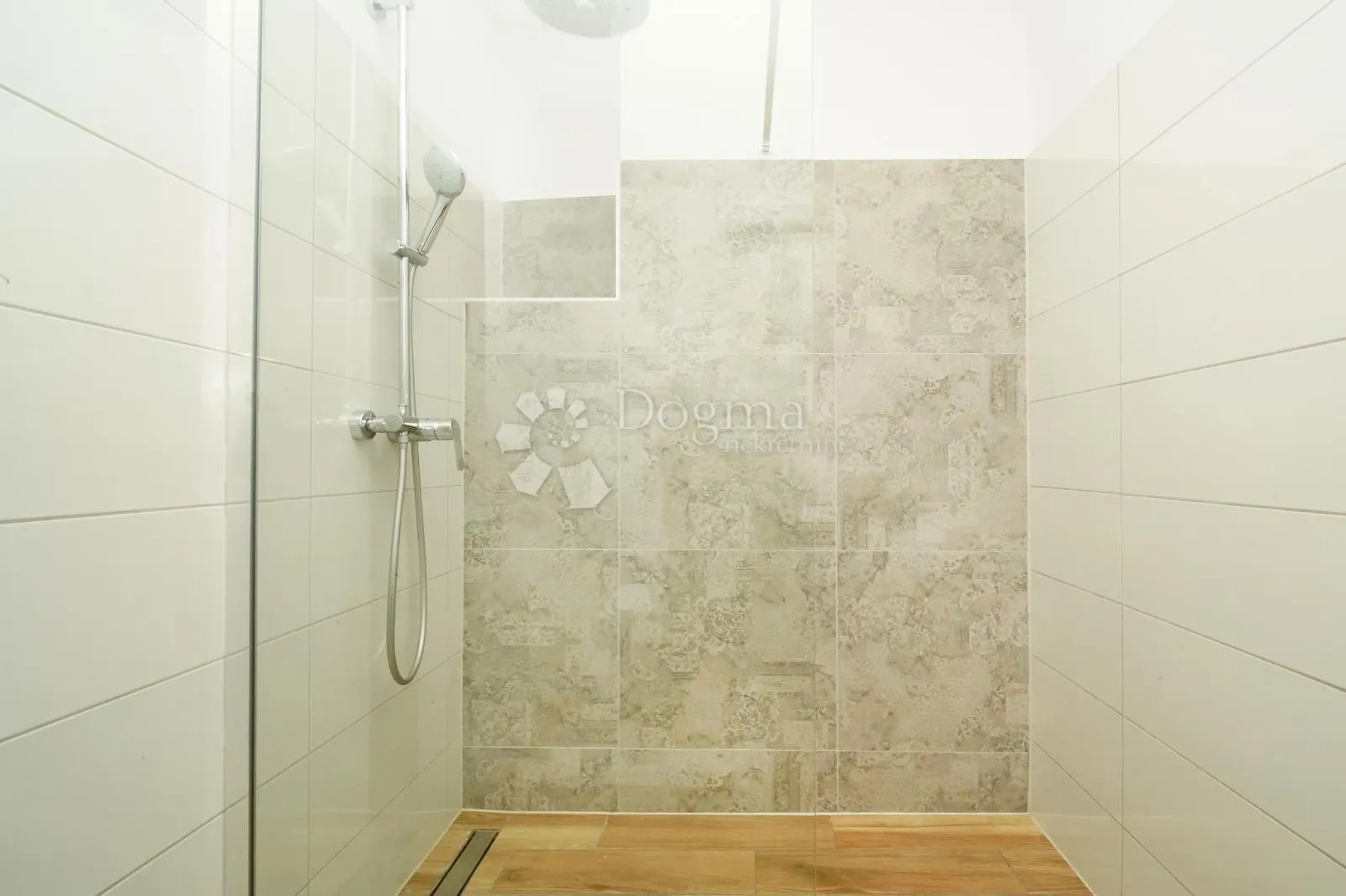 moderna kuća s 2 apartmana- kaštelir - slika 29
