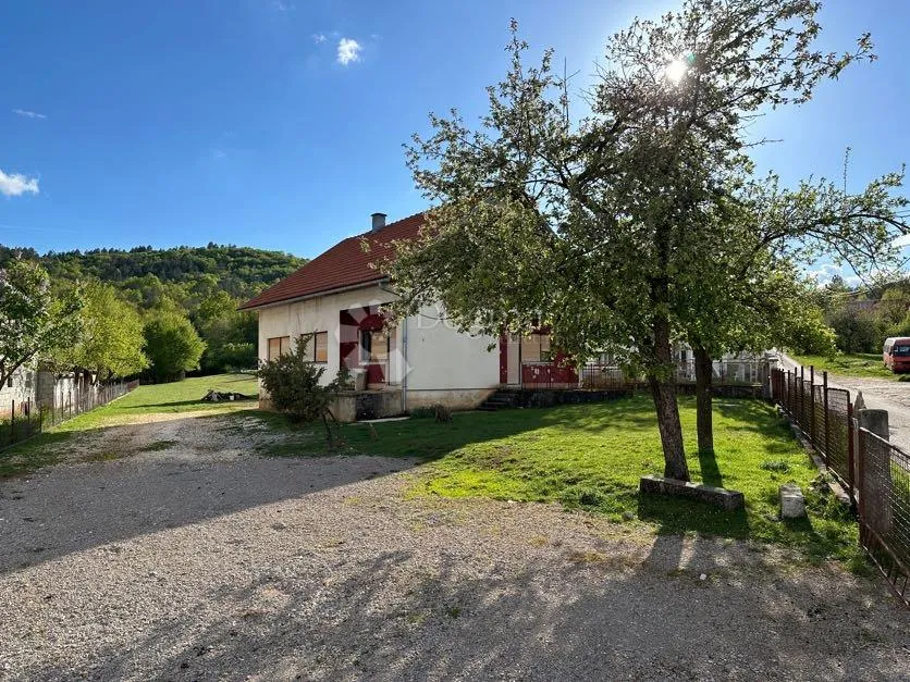 kuća s lijepom velikom okućnicom, vukšić - slika 2