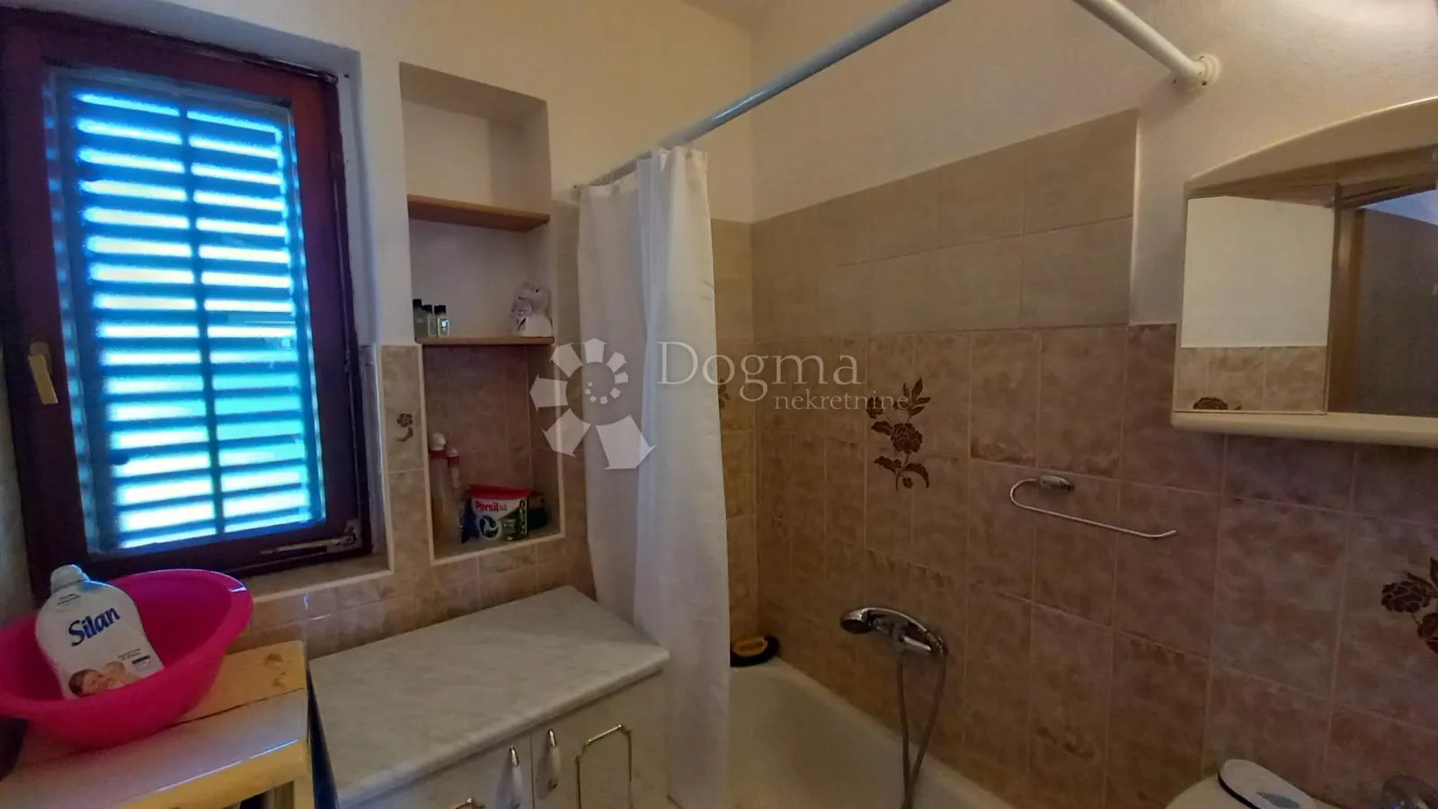 prostrana kuća s dva apartmana u mirnom okruženju blizu brtonigle - slika 26