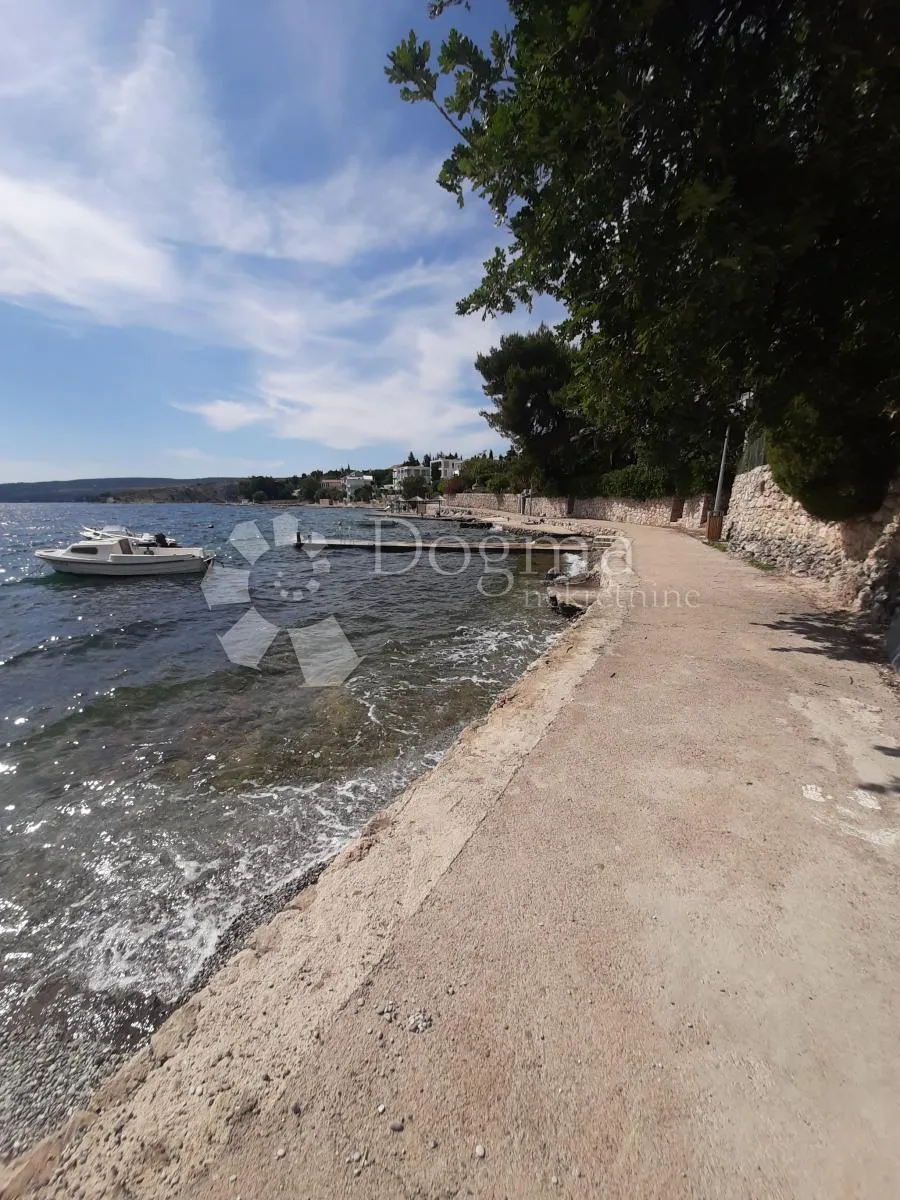 stan sa dvorištem u blizini plaže - slika 19