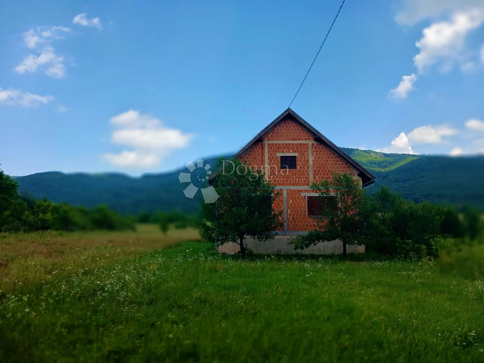 oaza mira u srcu prirode – kuća s velikom okućnicom i pogledom na ličku plješevicu - slika 2