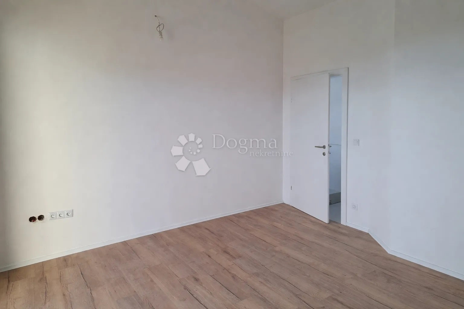 troetažni stan s terasom i pogledom na more - slika 16
