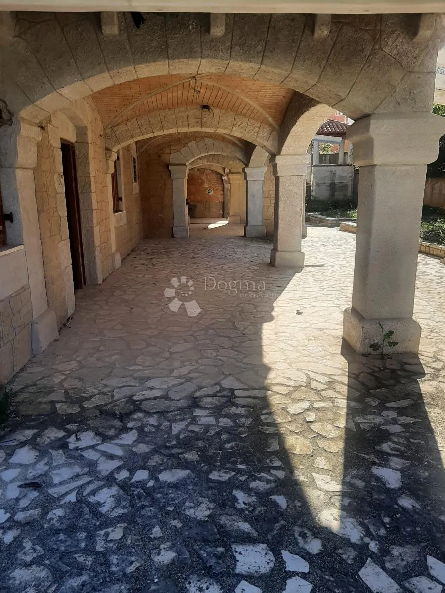 poslovni prostor sa dvorištem centar novalje - slika 4