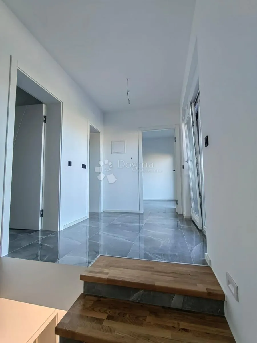 prodaje se kuća sa bazenom na otoku viru - slika 5