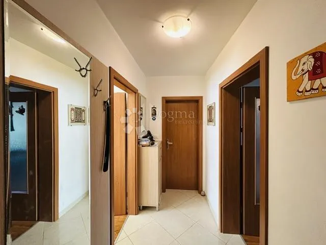 dvoetažni komforan stan na viškovu - slika 11