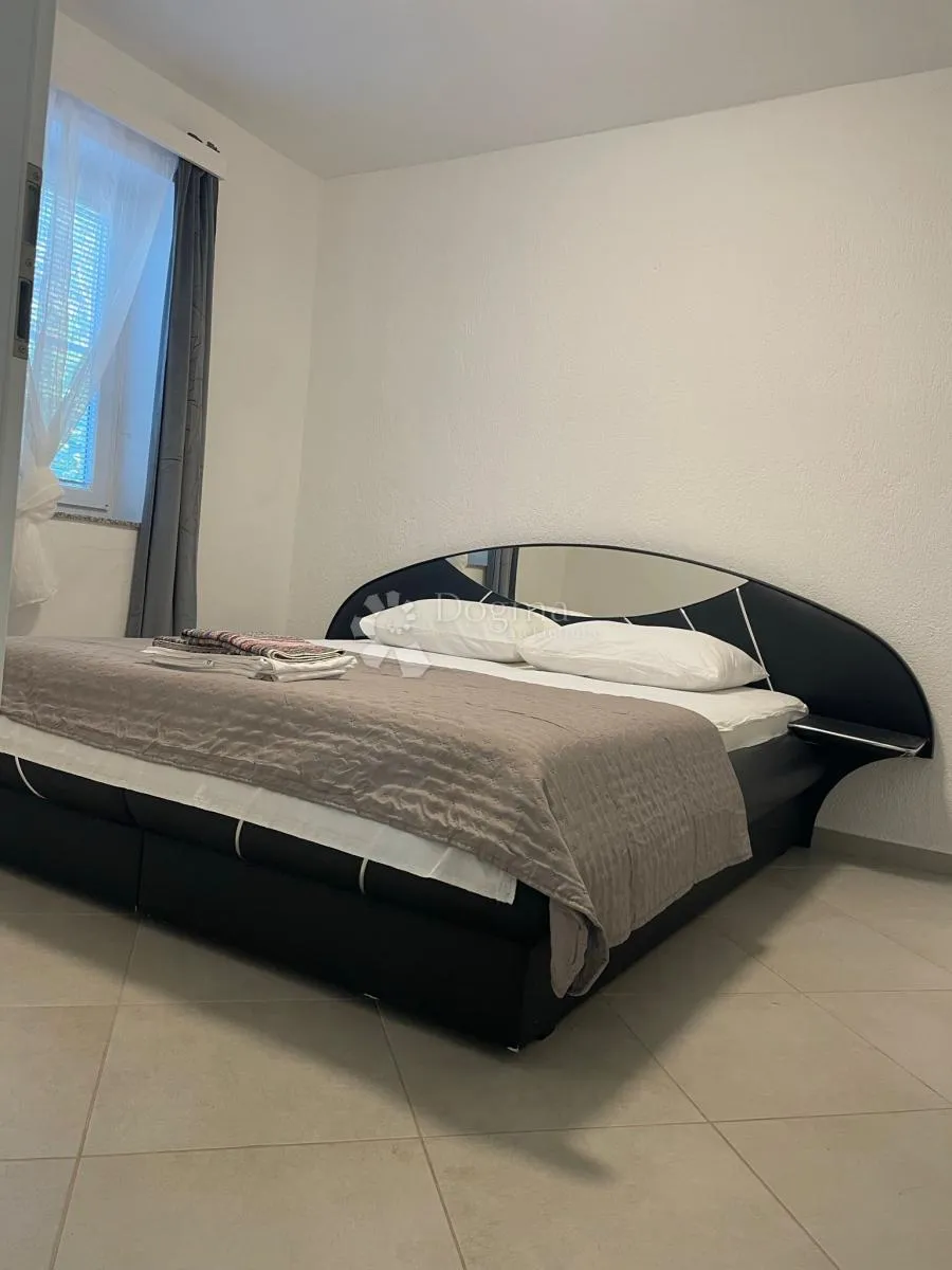 senj, kuća s dva stana i okućnicom. - slika 6