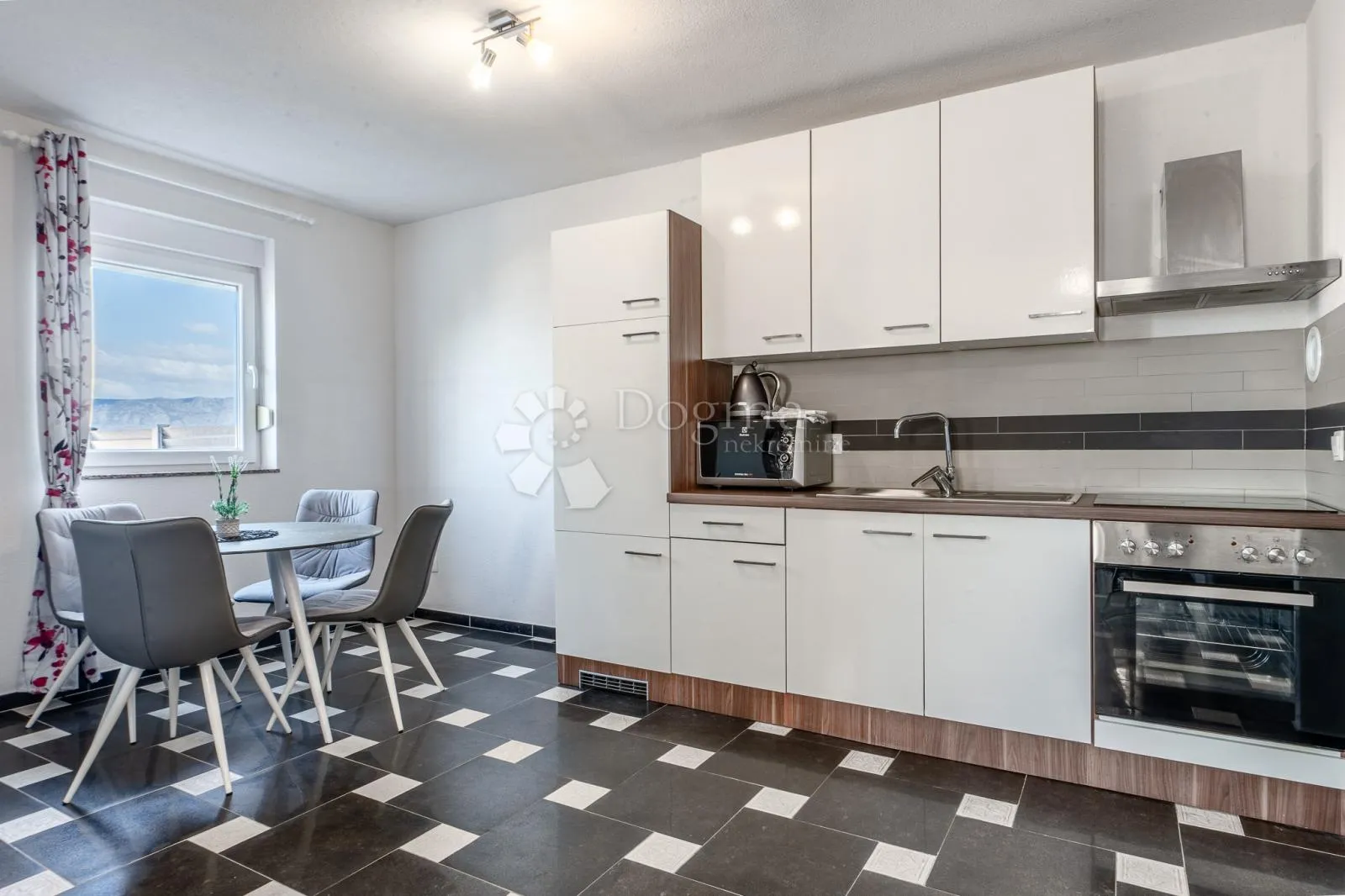 klimno, apartman na samo 250m od mora s okućnicom - slika 3