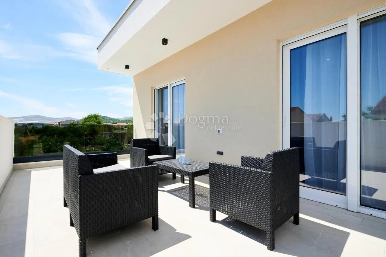 kaštel novi- luksuzna villa s bazenom - slika 21