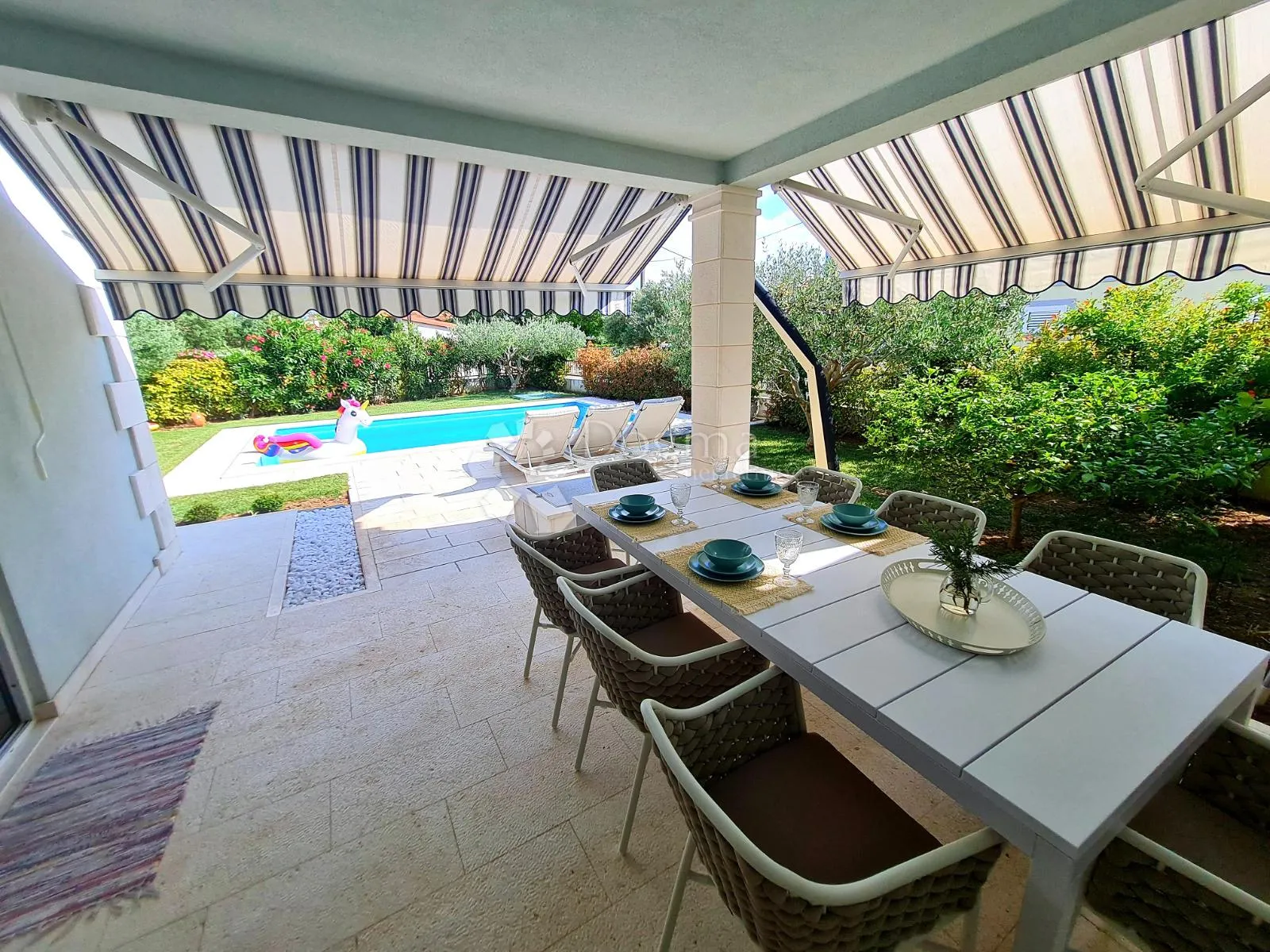 luksuzna vila s bazenom u središtu vrsi – blizina mora, privatnost i elegancija - slika 3
