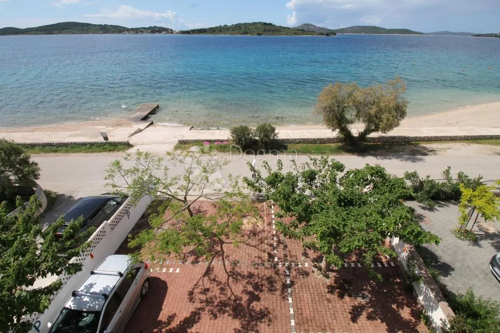 lovetovo -vodice, predivna kuća s 6 apartmana, prvi red do mora - slika 24