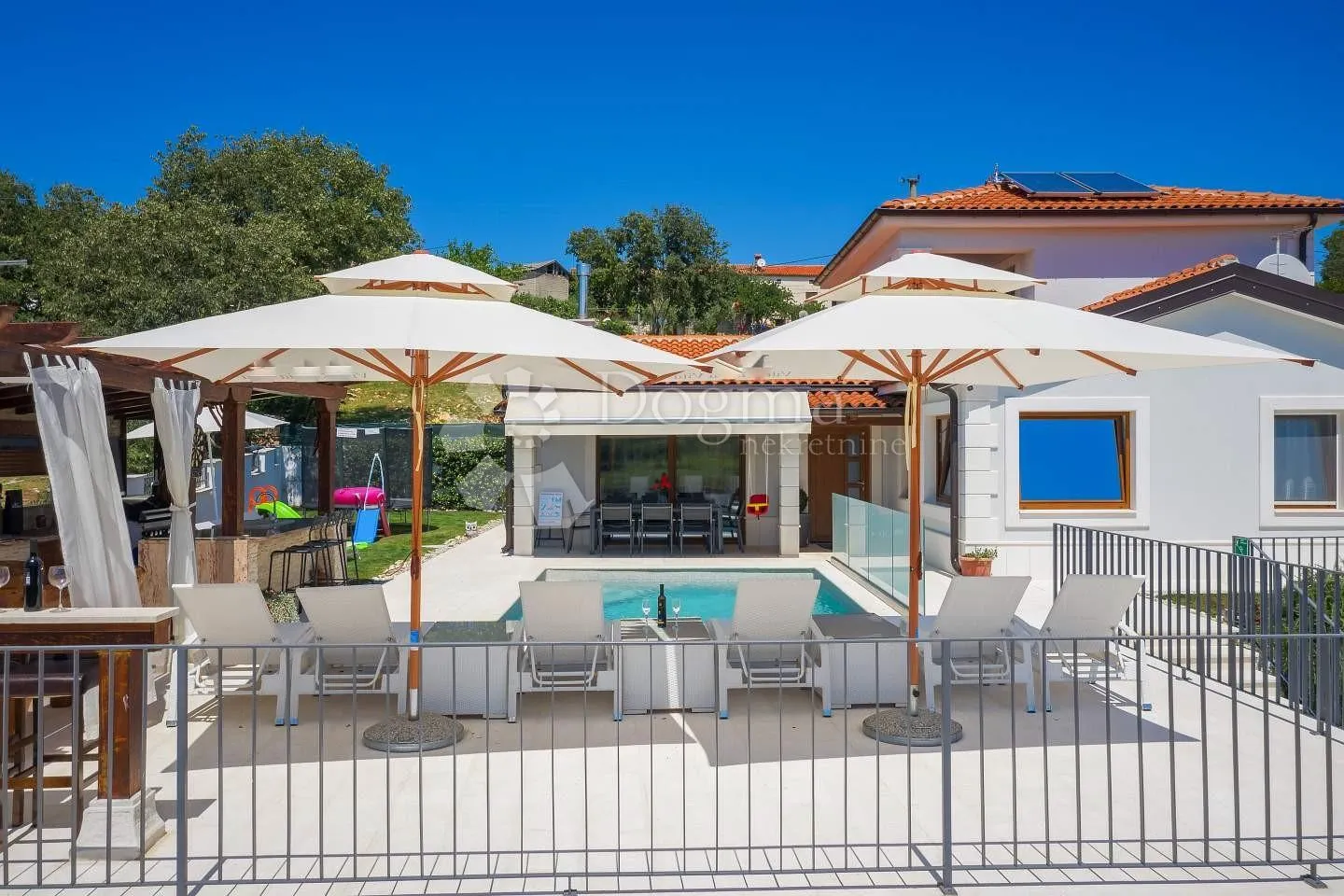 villa na rubu sela nedaleko mora - slika 2
