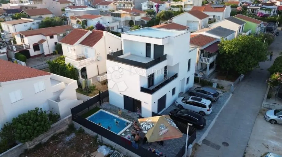 luksuzna vila s bazenom 80m od mora-prezida - slika 3