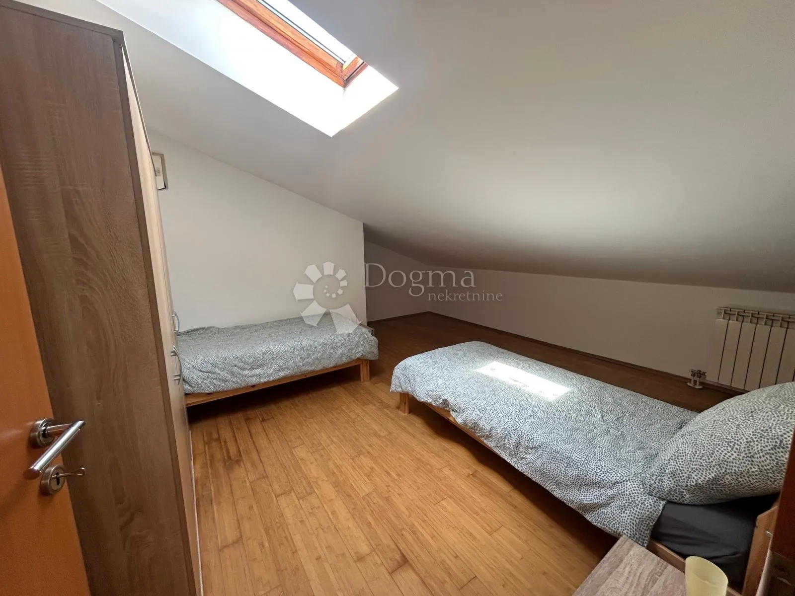 dvoetažni stan za radnike - slika 9
