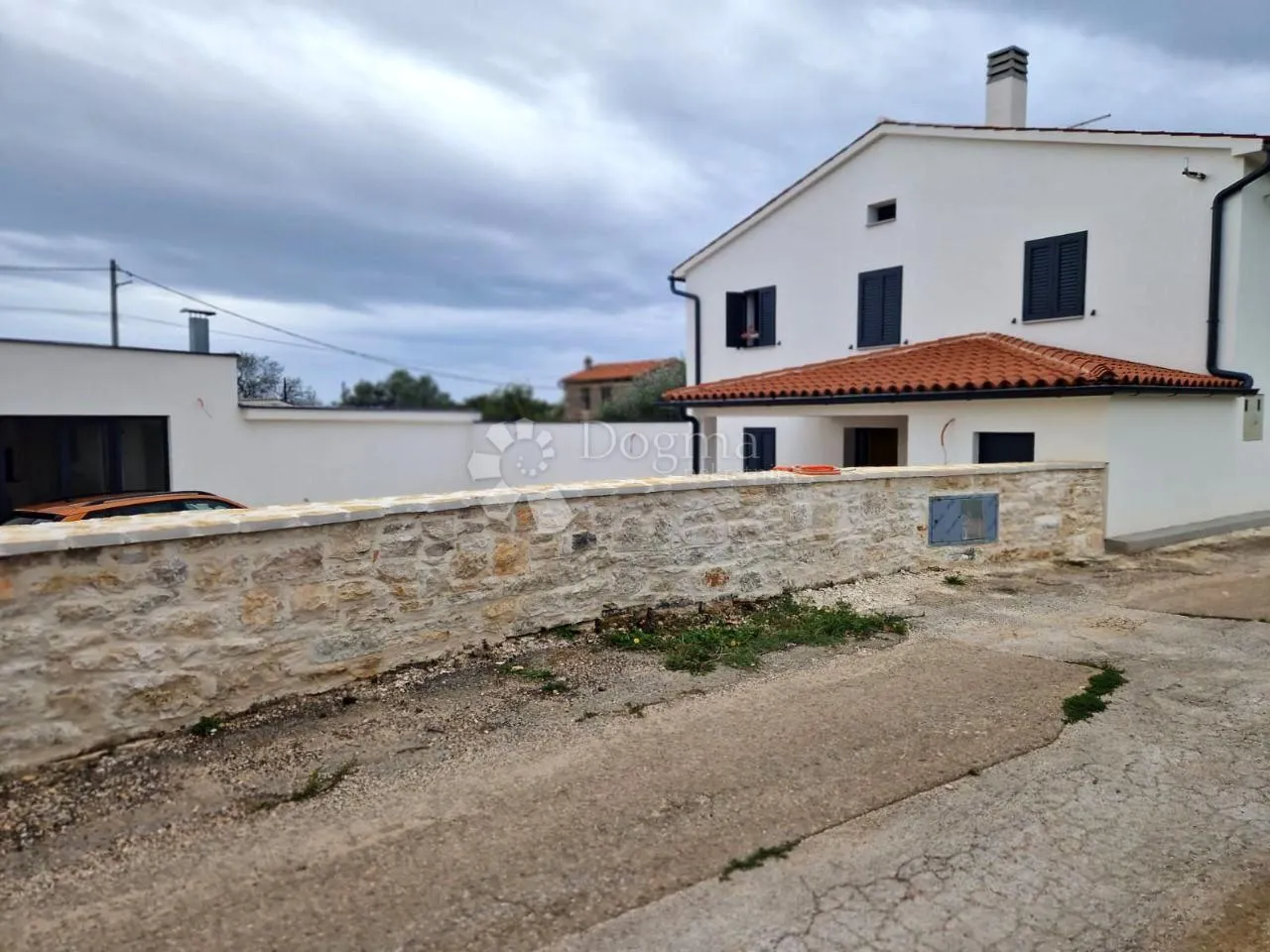 katnica sa dvorištem i ljetnom kuhinjom, okolica vodnjana - slika 2