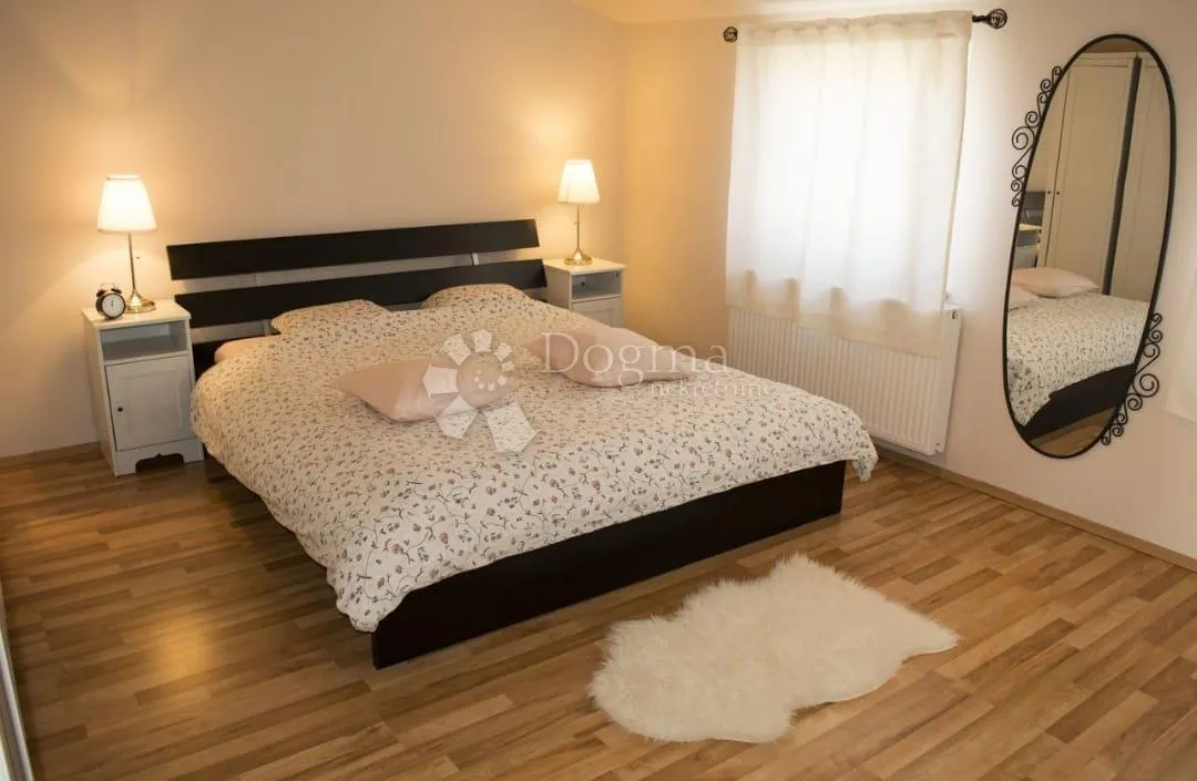 pula kuća sa 4 stana, okućnicom i garažom! pula, centar - slika 2