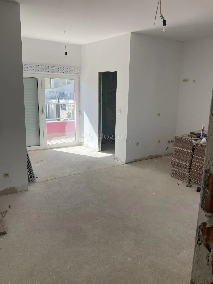 prilika - apartmanska kuća u pirovcu, 1. red do mora - slika 45