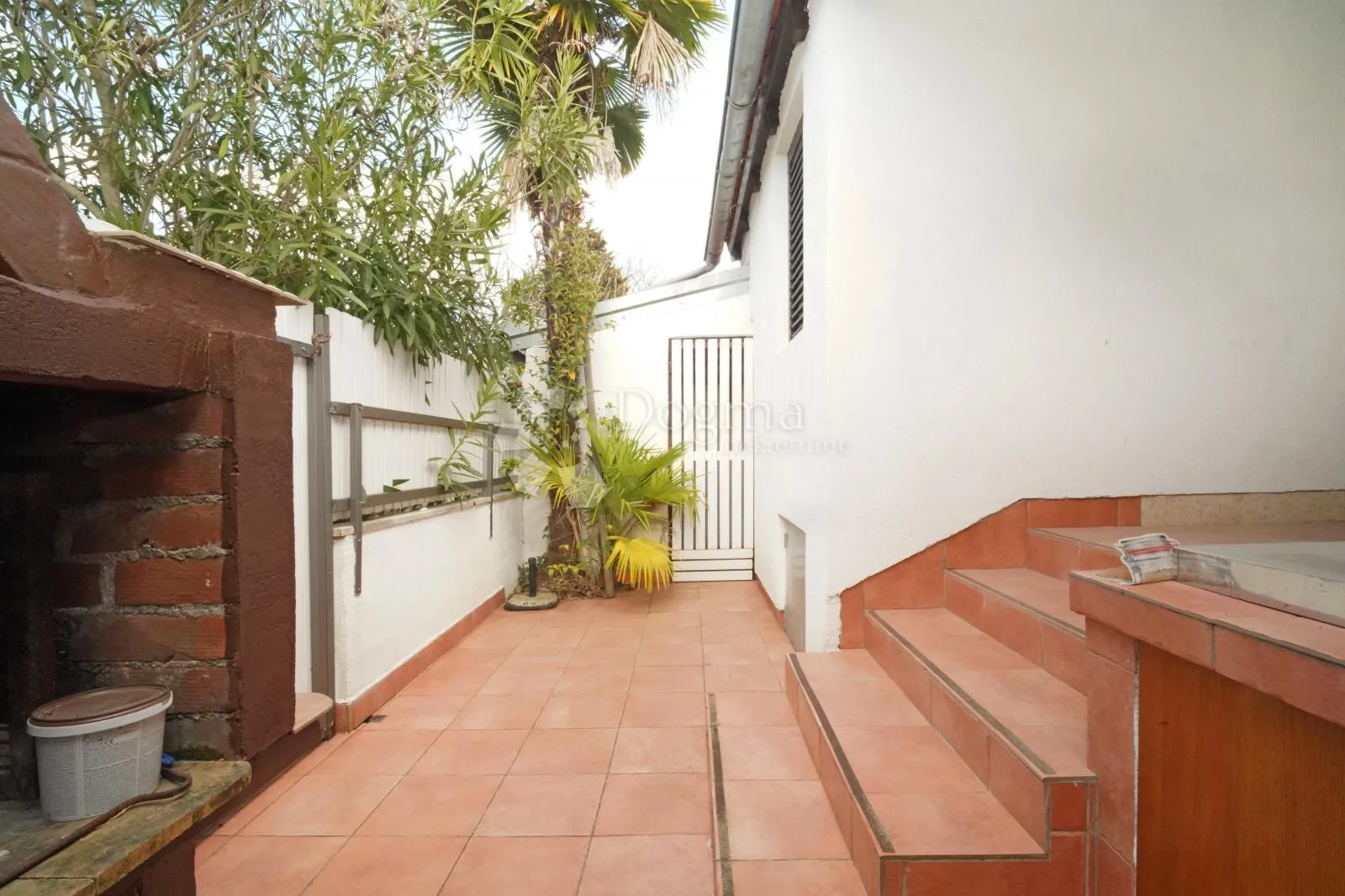 elegantna prizemnica u nizu 82 m²- červar - slika 12