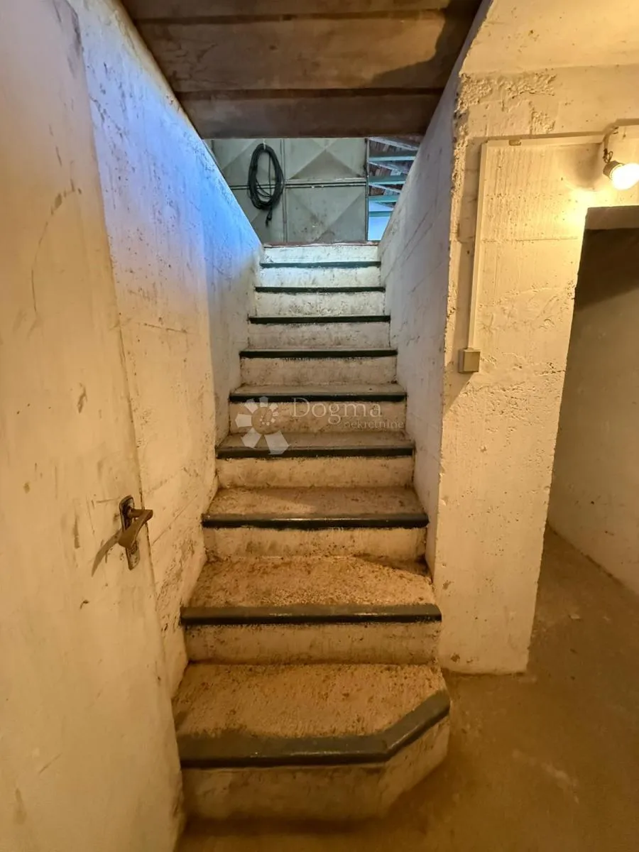 dvije kuće sa gospodarskim objektom na atraktivnoj lokaciji - gospić centar - slika 20