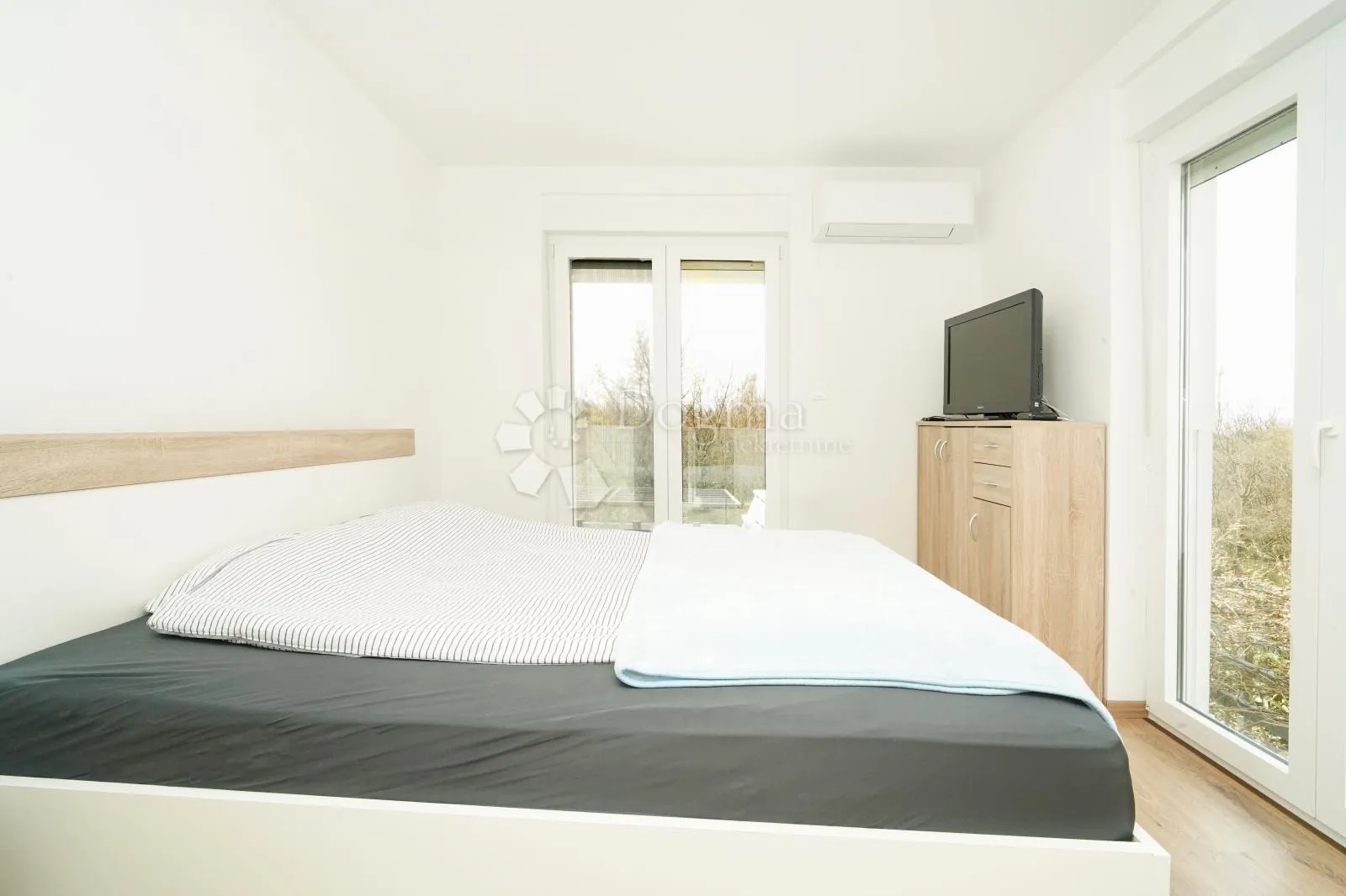 kuća u nizu (krajnja) okrenuta prema zelenilu, 4 sobe, vrt, 10min od grada - slika 17