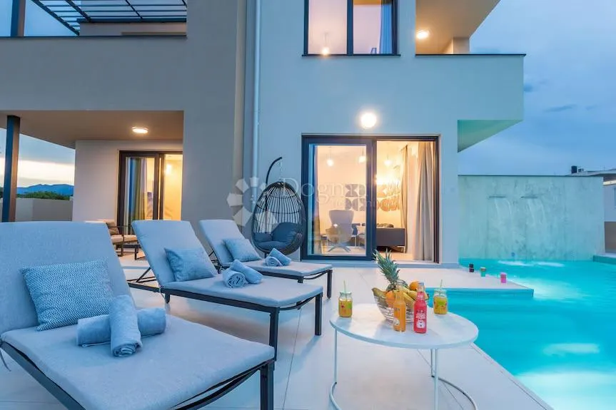 rijetkost na tržištu: luksuzna samostojeća villa s bazenom, blizu mora - slika 13