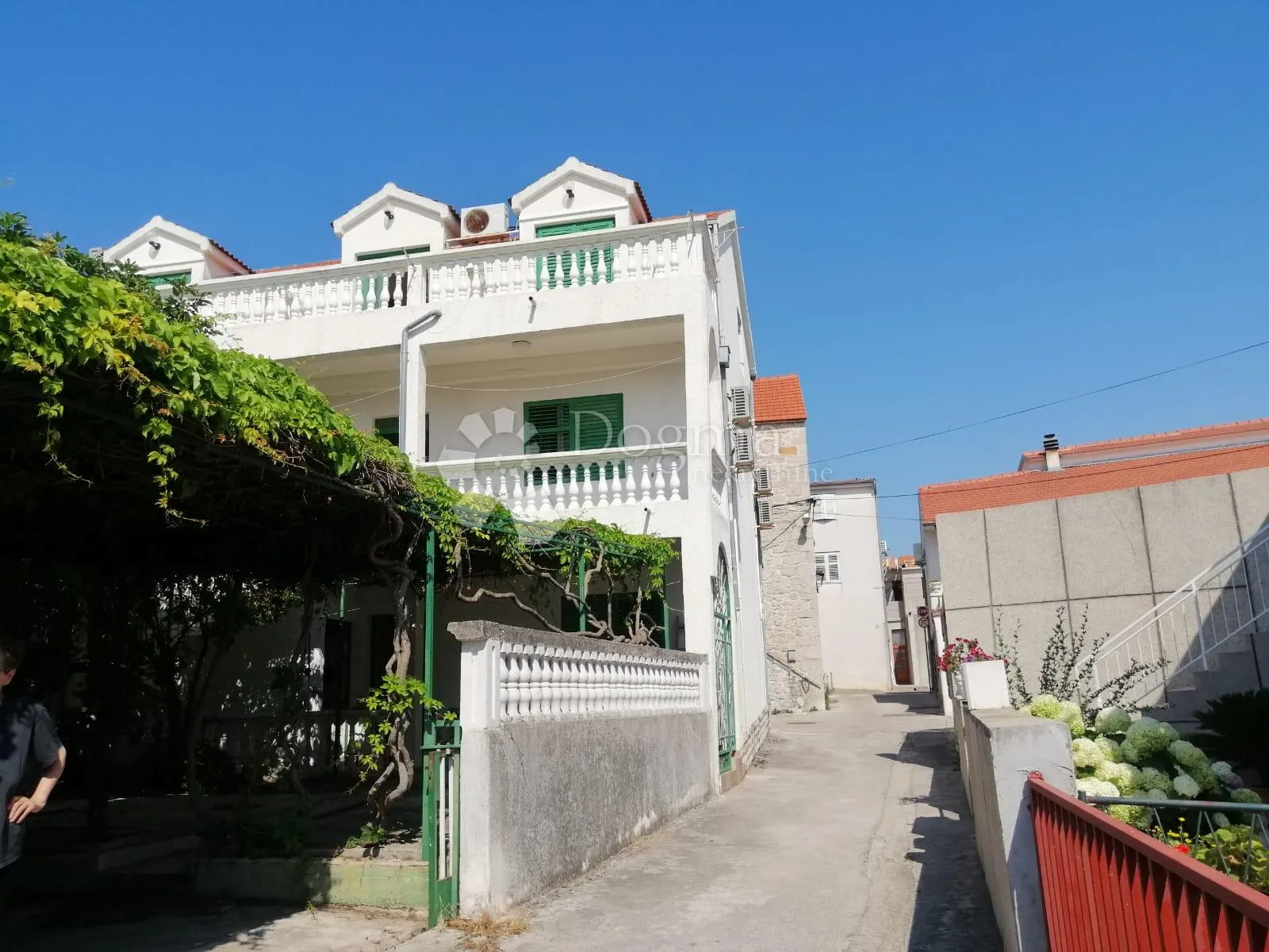 VODICE, apartmanska kuća sa panoramskim pogledom na more