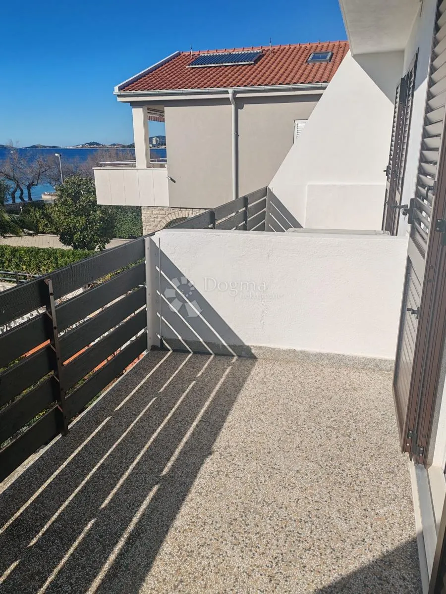 srima - atraktivna kuća u prvom redu do plaže s predivnim vrtom - slika 16